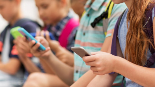 Cyfrowy detoks dla najmłodszych: Stavanger zakazuje telefonów w szkołach