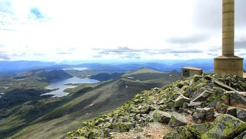 Zakaz wstępu na górski szlak w japonkach? Strażnicy najpopularniejszych skał w Norwegii walczą z nierozwagą turystów