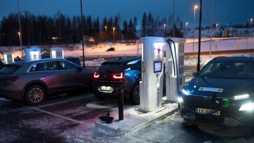 Norwegowie kupili 12 razy więcej elektryków niż diesli: może zabraknąć stacji ładowania