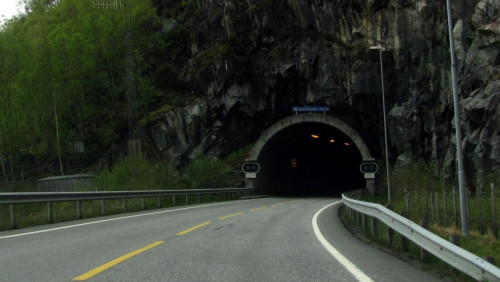 Åkrafjordtunnelen na drodze E134 zamknięty. Przewrócił się pojazd przewożący materiały wybuchowe [AKTUALIZACJA]