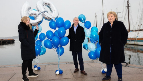 Erna Solberg przeprasza za złamanie obostrzeń: nadmiar gości na urodzinach premier Norwegii