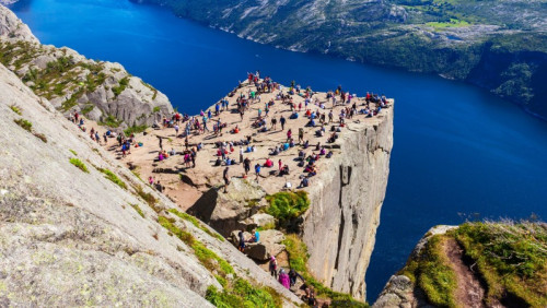  Fala turystów zalewa najpopularniejszy norweski klif. Interweniowała policja