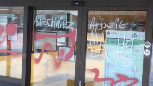 „Arbeit macht frei” na biurze NAV. Nazistowskie napisy w dzielnicy Oslo