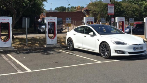 Tesla zapowiada rewolucję w bezzałogowych autach. Norwegia otwiera się na testy