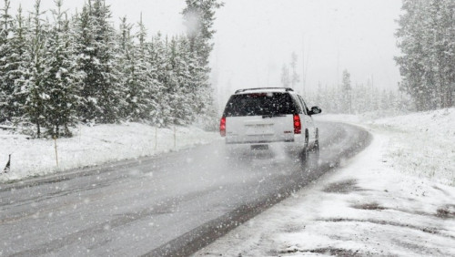 Śnieg i śliskie drogi: powrót zimy w części kraju