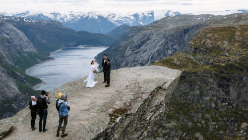 Ślub na słynnej norweskiej skale: Trolltunga otwiera się dla przyszłych małżonków