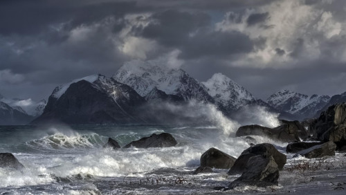 Ekstremalna pogoda „Gyda” uderza w Norwegię: na wybrzeżu szaleje sztorm, zamknięto górskie drogi