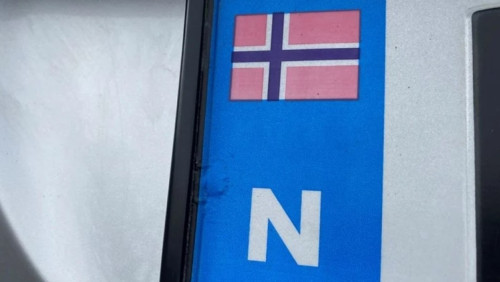 Koniec zaklejania znaku narodowości na tablicy rejestracyjnej. Za łamanie przepisów grozi wysoka grzywna