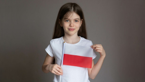 „Nawet na końcu świata mów do mnie po polsku”: szkoła dla dzieci Polaków za granicą