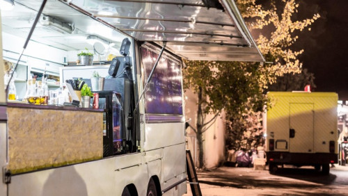 Food trucki nocą: Stavanger legalizuje mobilną gastronomię „na próbę”