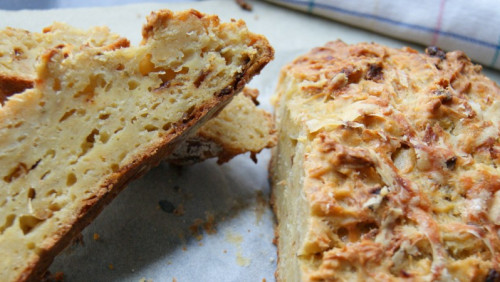 Chlebek ziemniaczano-cebulowy – pyszny dodatek do sałatek i zup