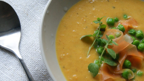 Gęsta, kremowa i lekko słodka – rozgrzewająca zupa marchewkowa