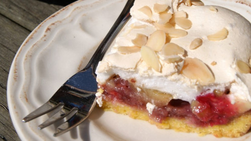 Kruche ciasto z rabarbarem i malinami – pomysł na letnią, słodką przekąskę
