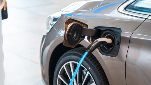 Wyższe czynsze i droższe ładowanie samochodów na prąd: chcą wprowadzić elektryczne „godziny szczytu”
