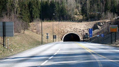 Tunel Oslofjord zamknięty: służby zmagają się ze skutkami pożaru