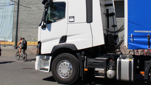 Kilkadziesiąt rozpędzonych ton i niesprawne hamulce: polska ciężarówka zatrzymana