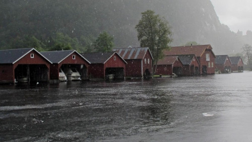 Ulewne deszcze nad Vestlandet. Meteorolodzy radzą zabezpieczyć dobytek