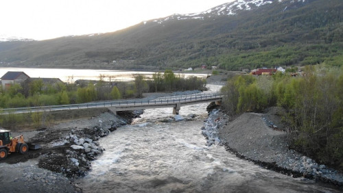 Uszkodzony most dzieli Norwegię na dwie części. Objazd prowadzi przez Finlandię