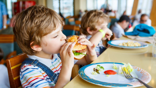 Norwegia nie radzi sobie z nadwagą u dzieci. Padła propozycja: darmowe posiłki w szkołach
