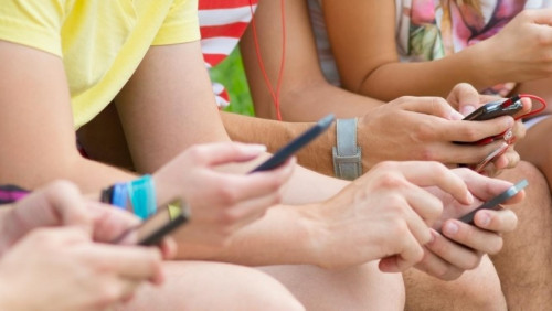 iPhone zamiast przyjaciela – czy norweska młodzież uzależniła się od telefonów?
