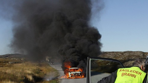 Polacy wyskoczyli z płonącego samochodu