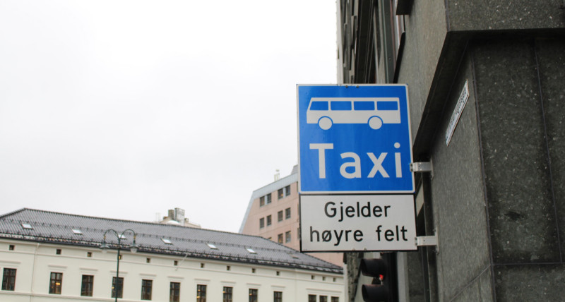 Reklama Tekst Obecne władze zarzucają swoim poprzednikom, że przez poluzowanie zasad w branży taksówkarskiej wydano zbyt dużo licencji.