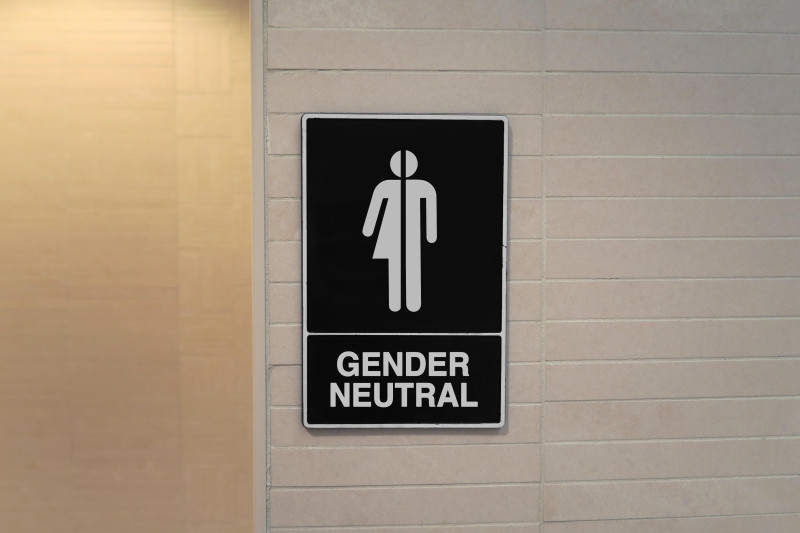 Z drzwi wszystkich pojedynczych WC m.in. w urzędach znikną symbole oznaczające, czy ubikacje są przeznaczone dla kobiet, czy mężczyzn.