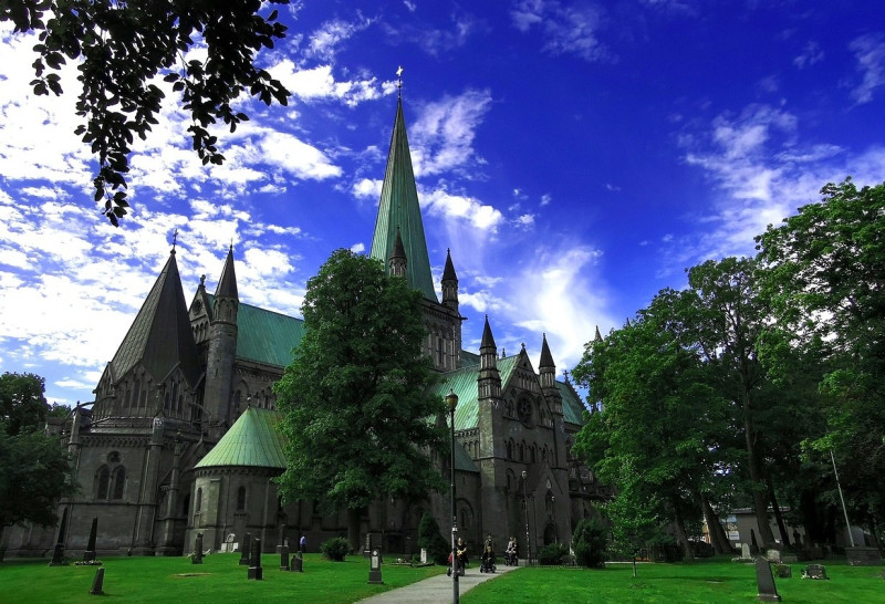Trondheim to trzecie co do wielkości norweskie miasto, które od lat przyciąga rzesze turystów. Na zdjęciu: katedra Nidaros (Nidarosdomen)