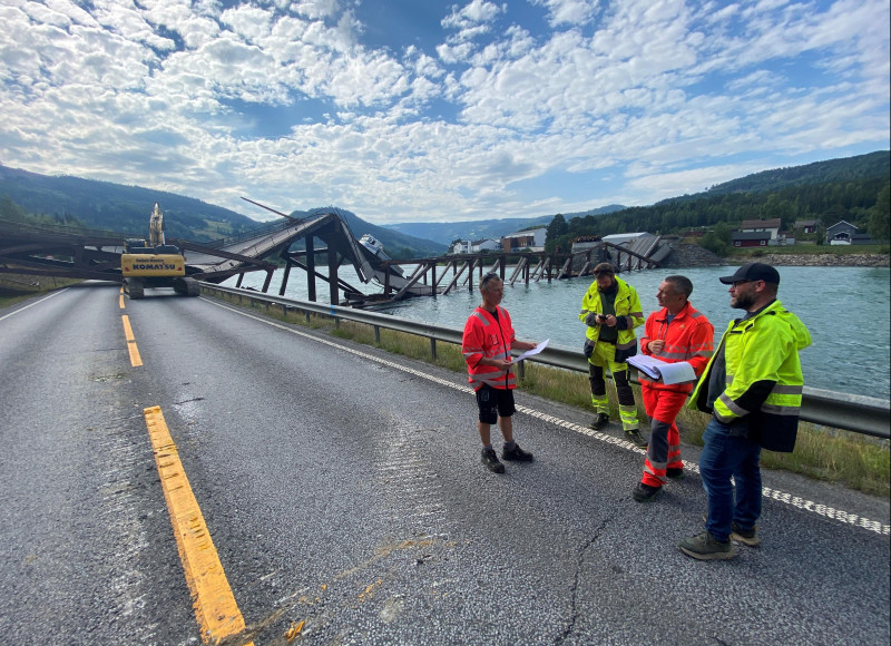 15 sierpnia około godz. 7:30 mierzący ok. 148 m most runął do rzeki Gudbrandsdalslagen.