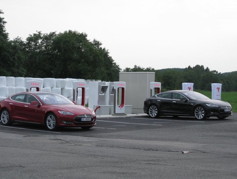 Stacja ładowania elektrycznych samochodów w Norwegii. Na zdjęciu modele Tesla S.