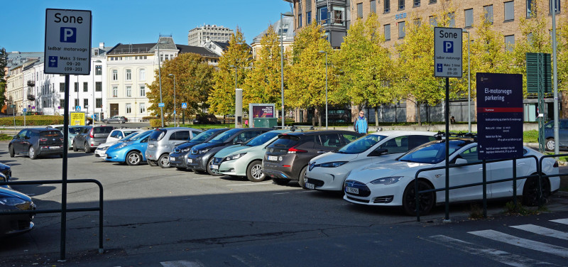 W przykładowej grupie taryfowej (2300) kierowcy samochodów benzynowych, z silnikiem Diesla lub o napędzie hybrydowym zapłacą za godzinę parkingu 50 NOK. Stawka wzrosła o 10 koron. Cena abonamentu wynosi 5400 NOK i pozostała bez zmian.