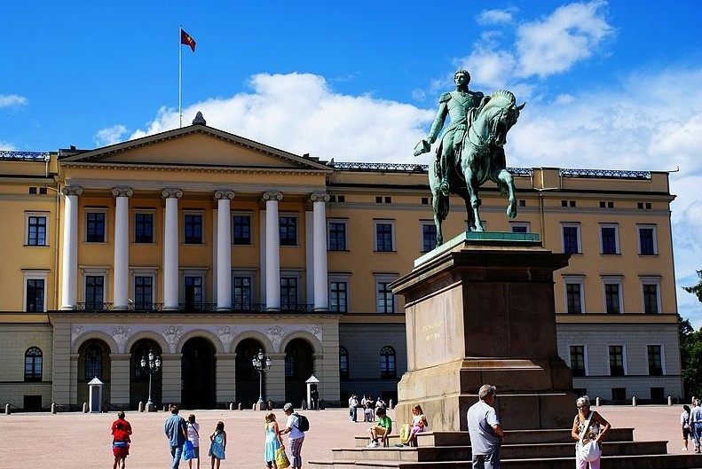 Budowę Pałacu ukończono w 1849, za panowania króla Oskara I. Budynek ma 173 pokoje, a jego łączna powierzchnia wynosi ponad 17,6 tys. metrów kwadratowych.