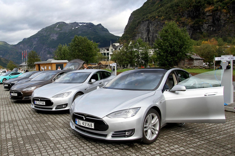 Norweski rząd musiał wprowadzić opłaty związane z elbilami, ze względu na wzrastającą popularność pojazdów elektrycznych.