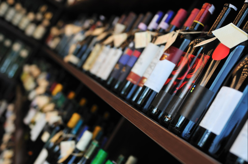 Etykiety mogą pojawić się na winie, napojach na bazie spirytusu i innych mocniejszych trunkach.