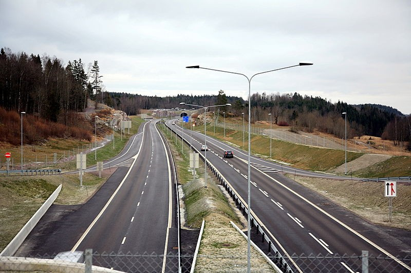 W Norwegii funkcjonuje ponad 10 tys. km dróg krajowych i 17 tys. km dróg regionalnych. Łączna długość tras publicznych wynosi około 93 000 kilometrów.