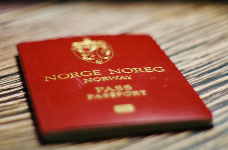 Opłatę za wydanie dokumentu uiszcza się w biurze paszportowym. Koszt paszportu dla dziecka w wieku do 10 roku życia to 540 NOK, między 10 a 15 rokiem życia: 730 NOK, od 16 roku życia - 920 NOK.