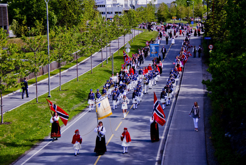 Parada dzieci zwykle gromadzi około kilkadziesiąt tys. widzów wzdłuż trasy, która kończy się na Rådhusplassen
