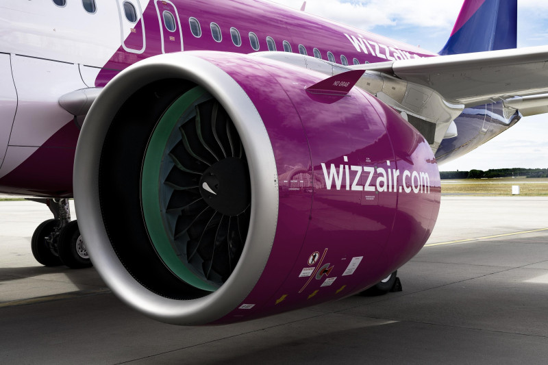 Wizz Air i Ryanair oferują szeroki pakiet usług dodatkowych. Pasażerowie, za dodatkową opłatą, mogą wybrać m.in. preferencyjne miejsce oraz fotel z większą przestrzenią pod nogami.