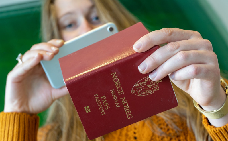 Od 1 stycznia 2020 roku nie trzeba zrzekać się dotychczasowego obywatelstwa, by uzyskać norweski paszport.