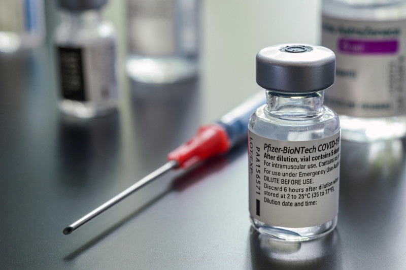 Do 23 listopada odsetek zaszczepionych co najmniej jedną dawką szczepionki na koronawirusa wyniósł w Polsce 53,83 proc. W pełni zaszczepieni stanowią 46,78 proc. społeczeństwa.