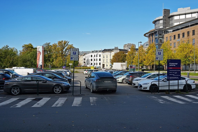 Regulacje dotyczące ograniczenia dostępności dróg do samochodów napędzanych paliwami kopalnymi przygotowują norweskie miasta i okręgi. Na takie rozwiązania zdecydowały się m.in. Oslo, Bergen, Trondheim i Stavanger.