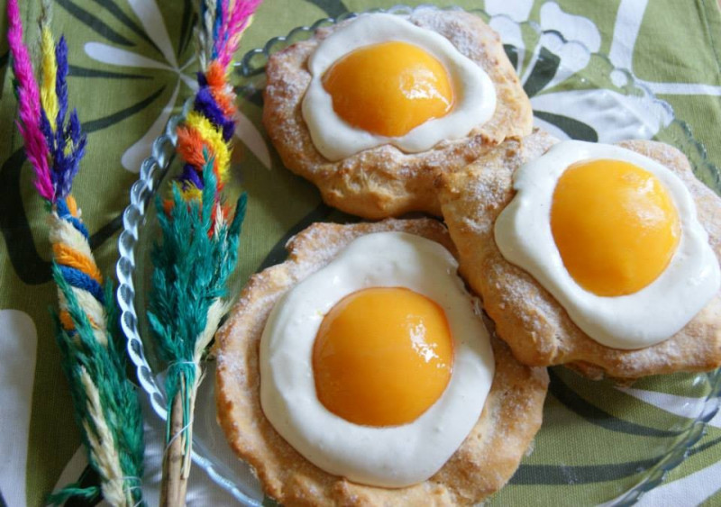 Ciastka wyglądające jak jajka sadzone to słodka, łatwa i efektowna wielkanocna propozycja