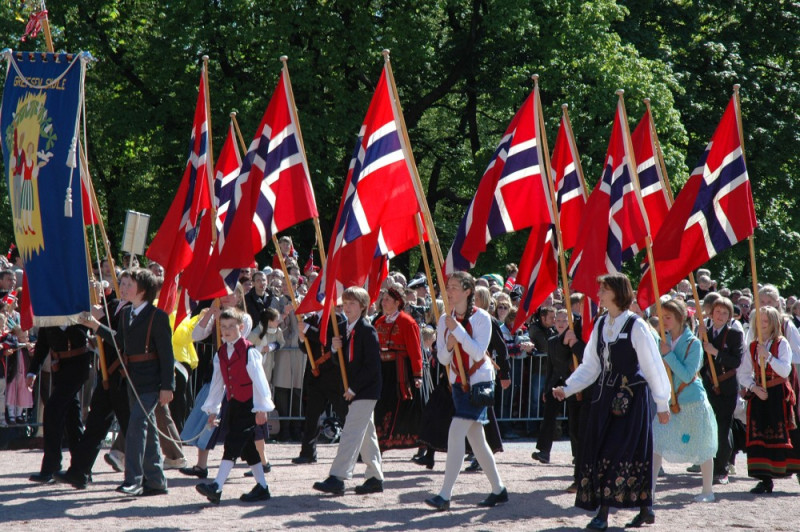 Uważam, że Polacy w Norwegii nie powinni wywieszać polskich flag i obchodzić swoich świąt. Powinni raczej przyjąć tamtejszą kulturę i tradycję.‬