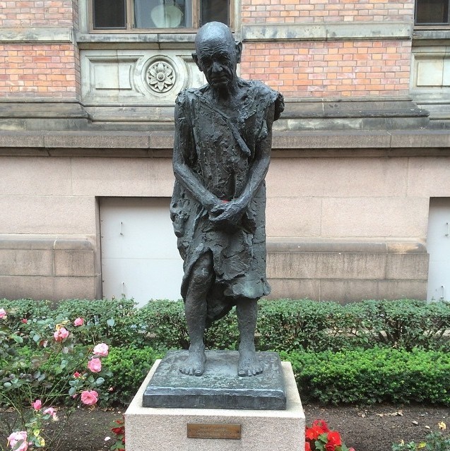 Rzeźba przedstawiająca Pettera Syversena. Posąg stoi przed kościołem w Lillehammer